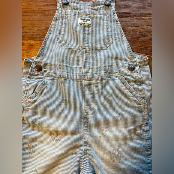 Adorable Oshkosh pinstripe girl overalls, with Peter pan collar long sleeve, 5T. - Picture 3 of 10